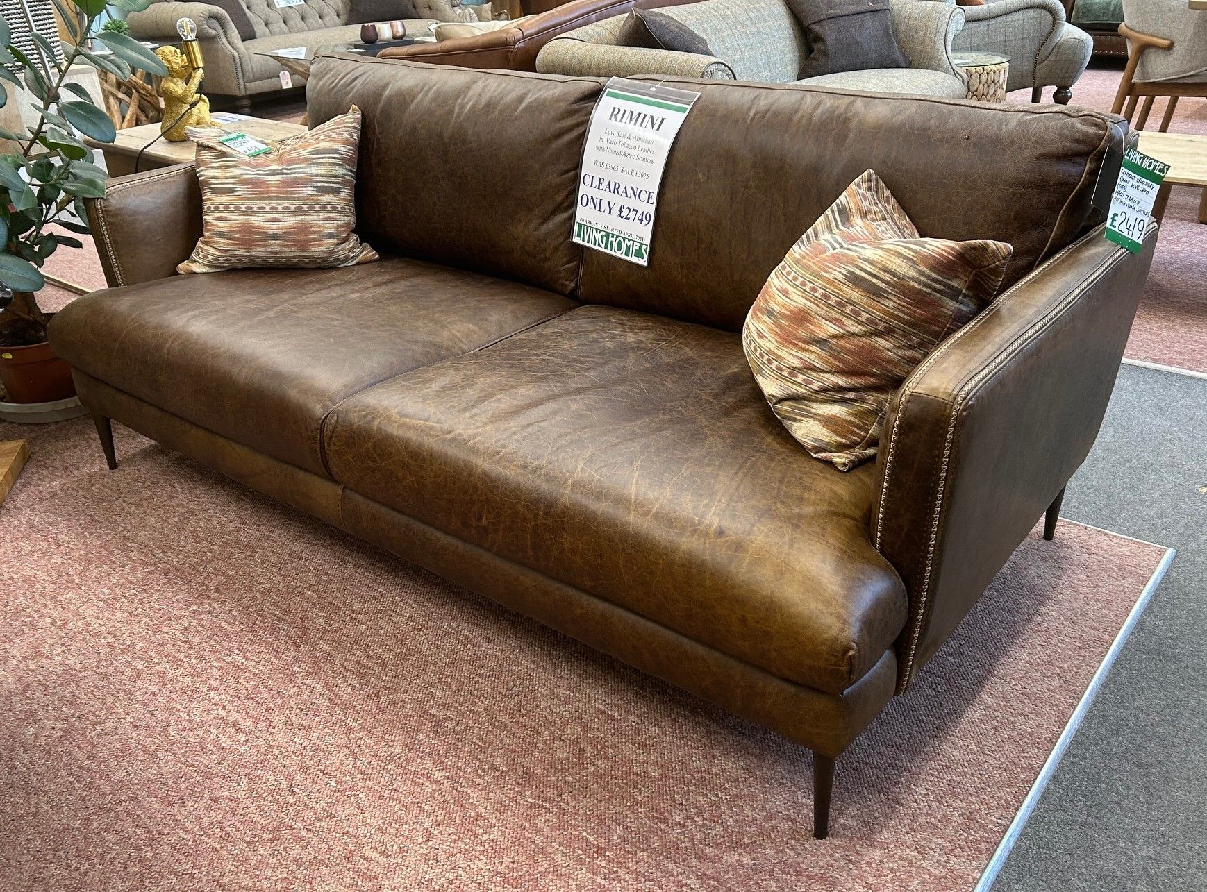 Clearance Contrast Rimini Love Seat Sofa Armchair in Waco Leather with Scatters